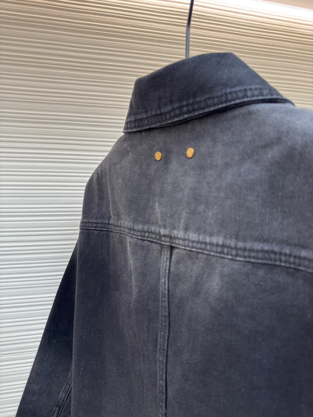 LOUIS VUITTON embossed pocket denim jacket ●Authentic product: Purchased and developed by 14219 ●Item number: 1680246-B95 ●Fabric: Denim denim fabric ●Technology: Heavy industrial washing ●Version: Fitted version ●Size: 46-48-50-52 ●Weight: about 1035g ●Description: The overall wiring is straight and delicate, the fabric is comfortable and soft, the color is consistent and there is no color difference